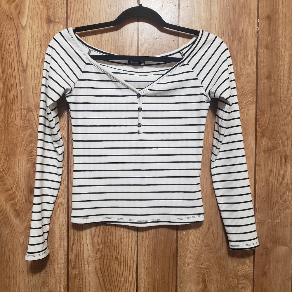 White With Black Stripes Long Sleeve Top Henley Open Neckline Large Popular 21